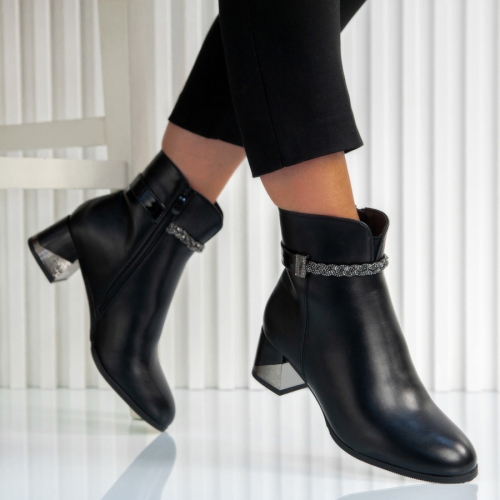 Боти Caroline Black