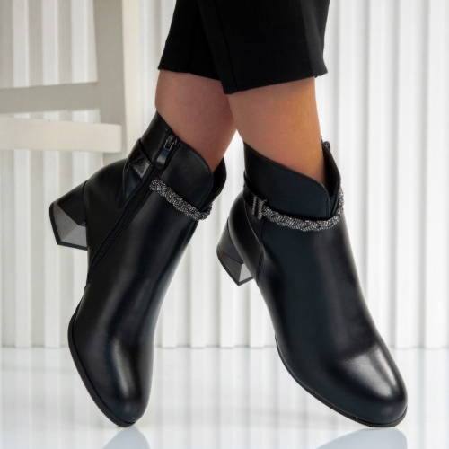 Боти Caroline Black